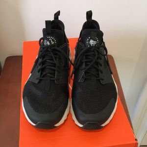 Nike Huarache kids size 5Y